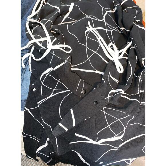 Vince Camuto size Small GUC Women’s Black White Thin Blouse Top Sleeve Cutout - Picture 11 of 11